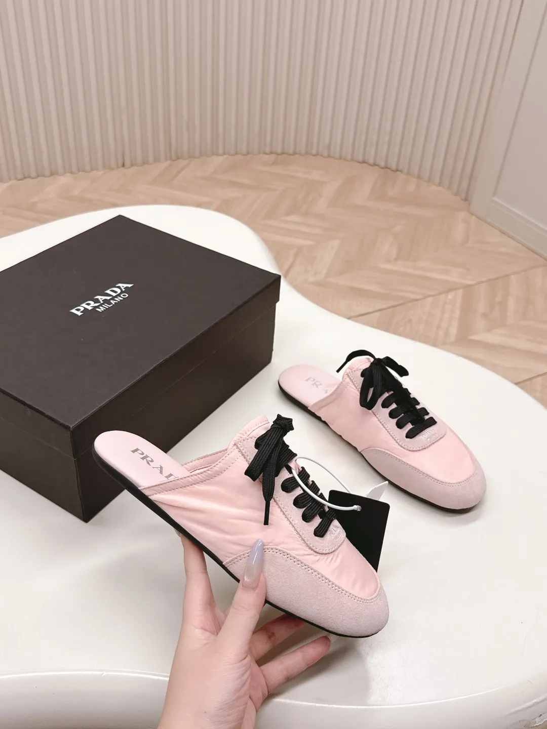 👟👟Ex-factory price 480👟👟 New color half-flop Prada Collapse regenerated nylon and suede leather stretch half-flop 2025 spring and summer latest catwalk style Forrest Gump slippers Fashion item thin casual slippers This ultra-light sports shoe is made of regenerated nylon and suede leather to create a three-dimensional shoe shape. The mixed materials highlight Prada's sports style and exquisite craftsmanship soul. The flat bottom design and elastic side cuffs make it easy to put on and take off with ease. The upper is decorated with a screen-printed logo ● Thin rubber sole · Removable leather insole upper, a casual shoe that is light, easy to wear and practical, with an original molded rubber outsole! Encounter a variety of colors combined with Forrest Gump shapes and iconic details such as Prada regenerated nylon to interpret a new style. Size: Women’s size. 35～39# 40.41